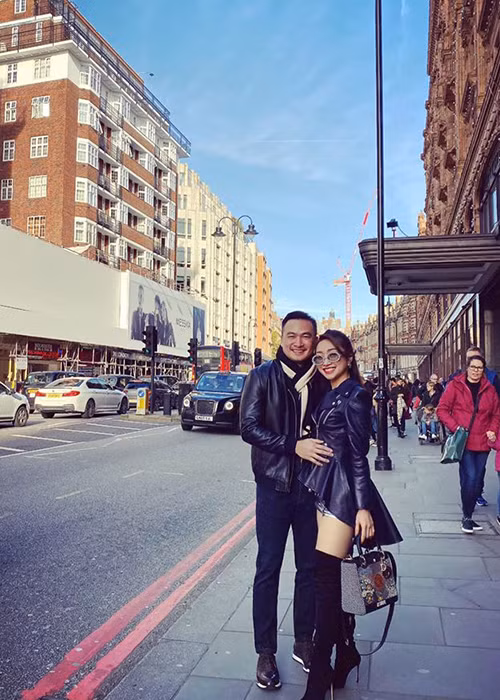 Hồi cuối tháng 10, nam diễn viên đưa bạn gái sang Anh thăm con trai riêng của anh.