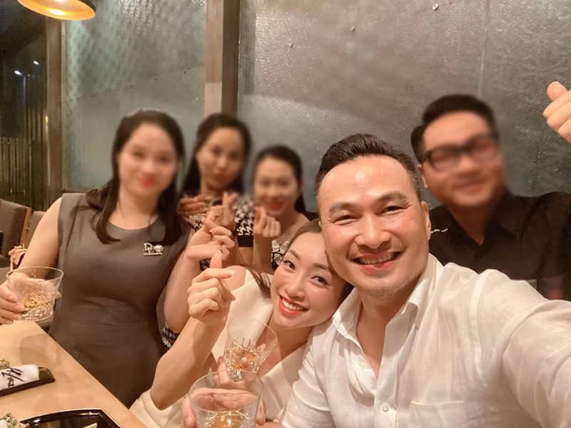 Bạn gái của Chi Bảo năm nay 30 tuổi, làm việc trong lĩnh vực thẩm mỹ và khá thân với Ngọc Trinh, Giáng My.