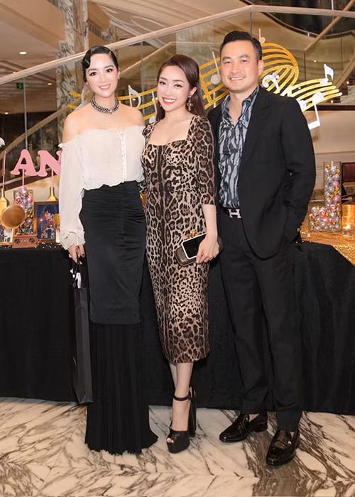 Tại các sự kiện, Chi Bảo thường xuyên tháp tùng Thùy Chang.