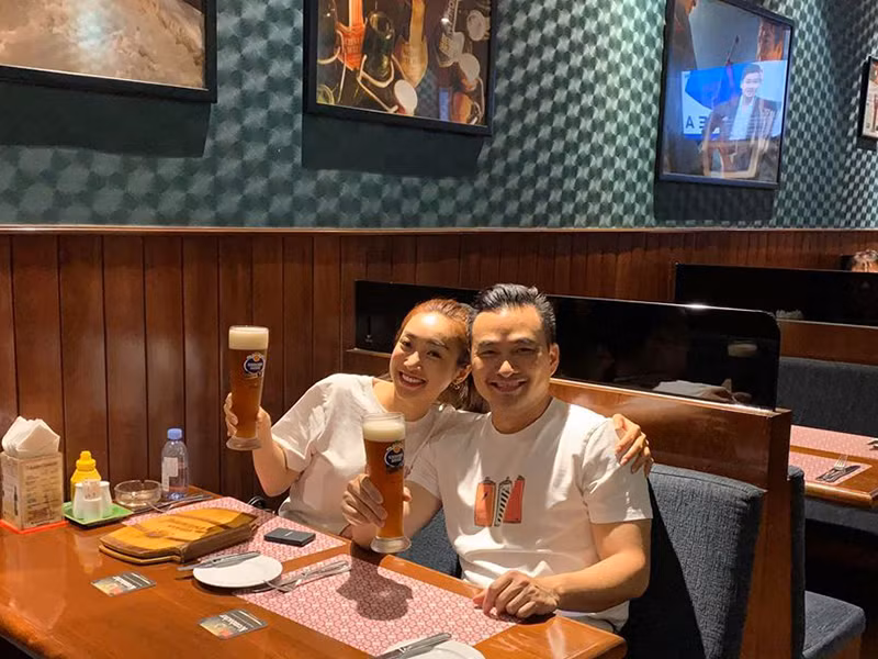 Nam diễn viên luôn gọi bạn gái một cách trìu mến là "honey", "vợ yêu", "my wife", "sweet heart", "my love".