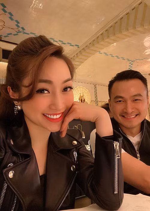 Xuất hiện bên nhau, Thùy Chang và Chi Bảo luôn rạng ngời hạnh phúc.