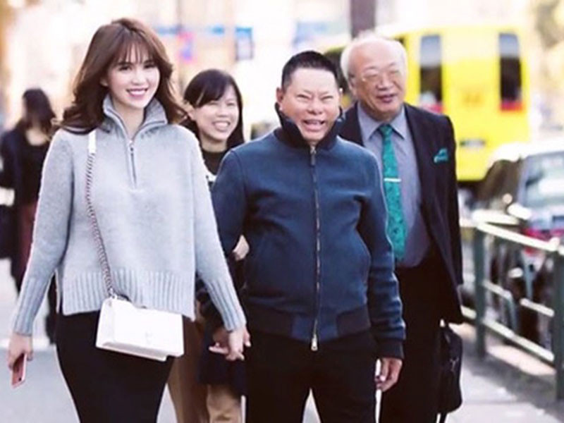 Khi công khai hẹn hò tỷ phú Hoàng Kiều, Ngọc Trinh bị ném đá bởi sự chênh lệch tuổi tác lên đến 45. Ngoài ra, cuộc tình giữa cô và tỷ phú còn vướng nghi vấn chỉ là chiêu trò PR.