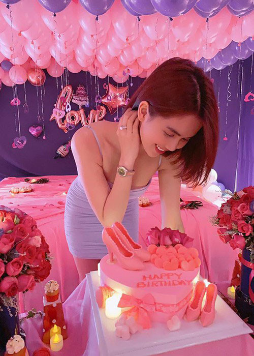 Bạn trai của Ngọc Trinh được tiết lộ là đại gia, hơn cô rất nhiều tuổi. Đến nay, người này vẫn chưa lộ danh tính, hình ảnh.