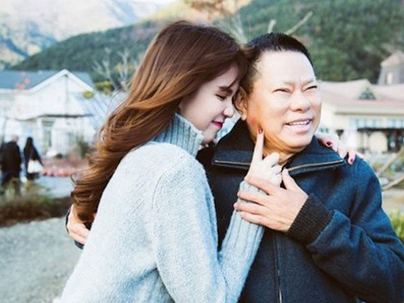 Đường tình duyên của Ngọc Trinh rất ồn ào. Cô từng hẹn hò tỷ phú Hoàng Kiều từ tháng 11/2016 qua sự mai mối của con dâu vị tỷ phú - cựu người mẫu Lan Phương.