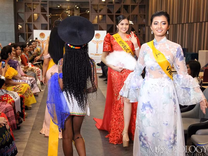 Trước Ngọc Châu, không ít mỹ nhân cũng gây ồn ào vì mặc áo dài thiếu tinh tế. Trường hợp gần đây nhất là Nhã Tiên mặc áo dài không quần trong MV.