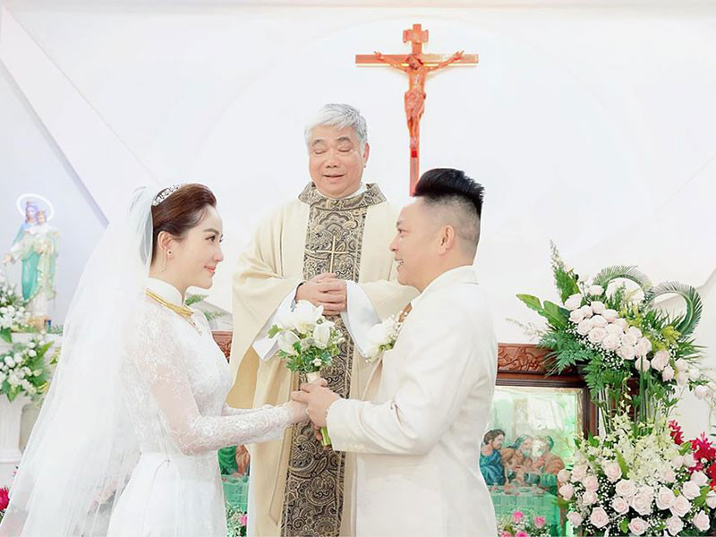 Trước giờ diễn ra tiệc cưới, Bảo Thy nhắn nhủ đến các khách mời không được khóc: "Cô dâu không muốn bị rơi lông mi giả đâu. Yêu cầu anh Vương Khang không mở nhạc buồn. Hãy mở nhạc dance hay EDM. Thy sẽ vừa nhảy vừa bước vào cho độc".