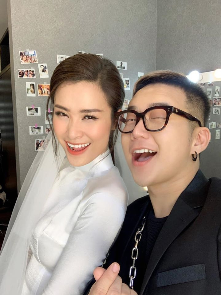 Chung Thanh Phong thiết kế riêng mẫu áo dài ăn hỏi của Đông Nhi. Trang phục khai thác lợi thế vòng hai nhỏ nhắn của nữ ca sĩ.