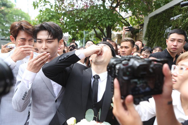 Trong lễ ăn hỏi, Đông Nhi đưa ra yêu cầu chú rể và dàn phù rể phải ăn chanh mới được đón dâu. Ảnh: Zing