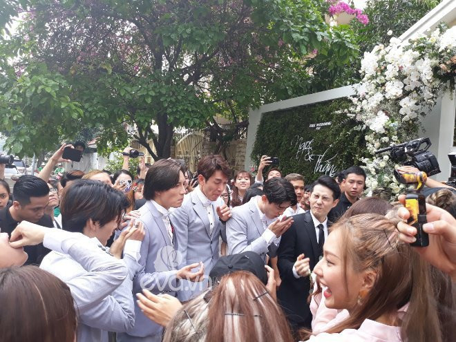 Ông Cao Thắng nhăn nhó trong lúc ăn chanh. Ảnh: Eva