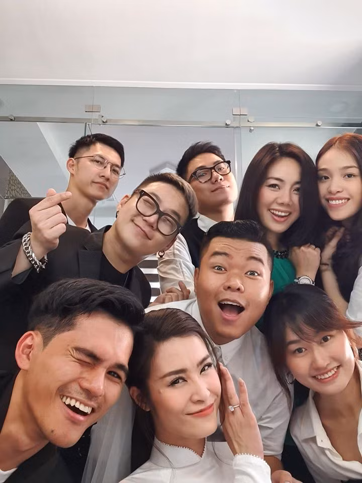 Nữ ca sĩ rạng rỡ bên ê-kíp trước giờ đón dâu.