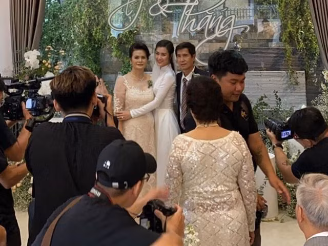 Đông Nhi ôm chặt mẹ trong ngày về nhà chồng. Ảnh: Khám phá