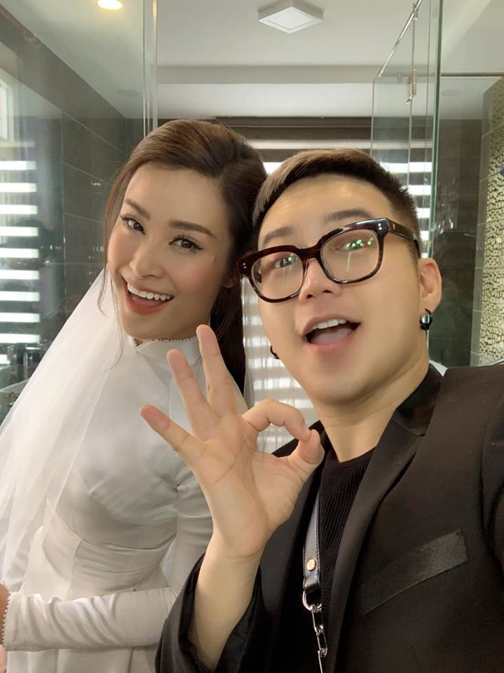 Nữ ca sĩ mặc mẫu áo dài trắng của NTK Chung Thanh Phong trong lễ ăn hỏi. Ảnh: FBNV