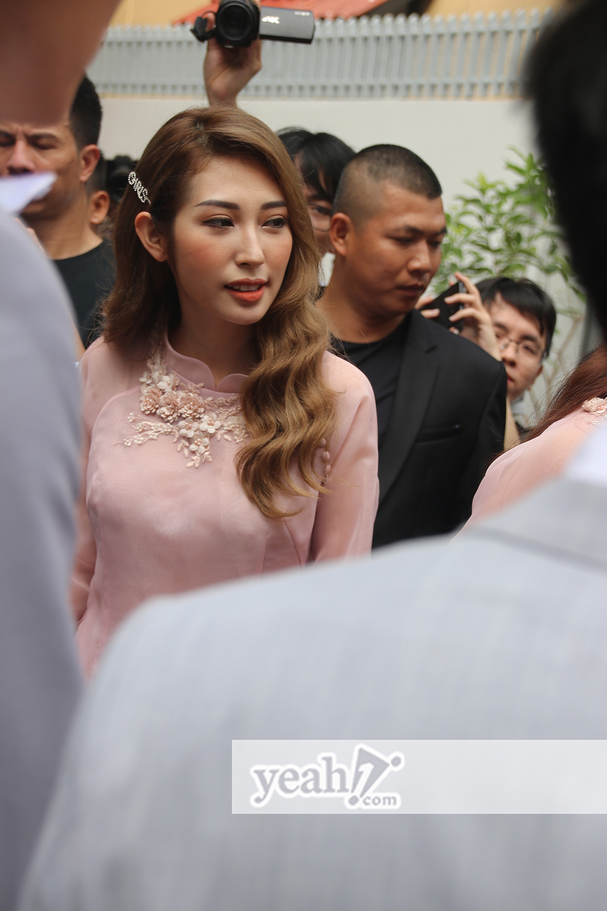 Lễ ăn hỏi của Đông Nhi và Ông Cao Thắng có sự góp mặt của Khổng Tú Quỳnh. Nữ ca sĩ giúp cô bạn thân bê tráp. Ảnh: Yeah1