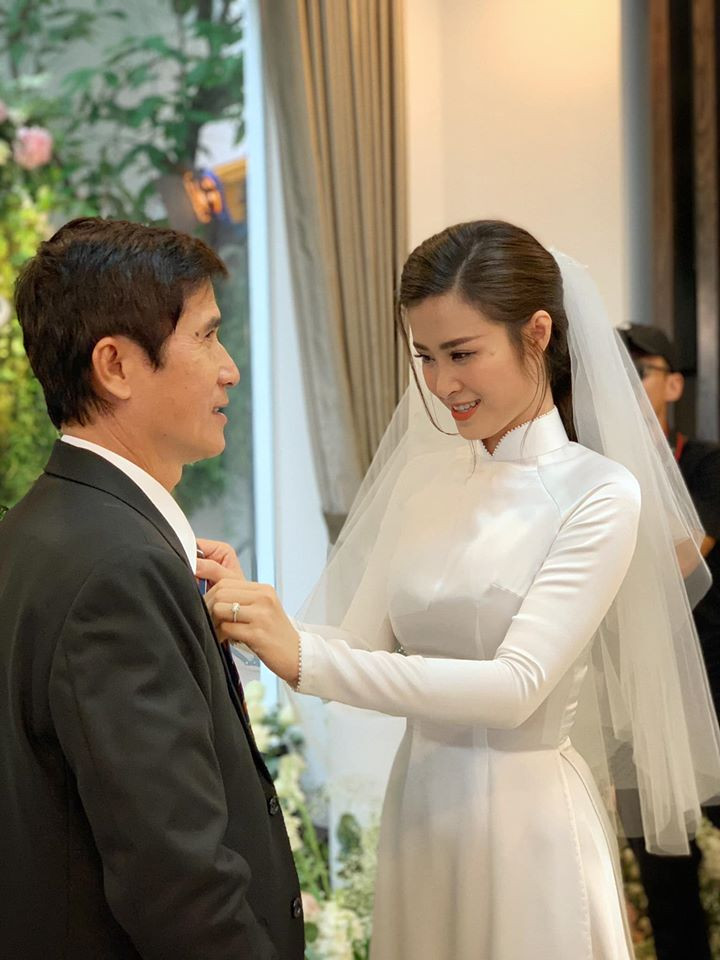 Đông Nhi còn gây xúc động khi tự tay chỉnh trang phục cho bố.