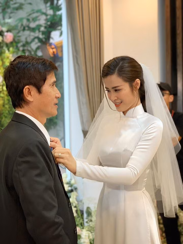 Đông Nhi còn gây xúc động khi tự tay chỉnh trang phục cho bố.