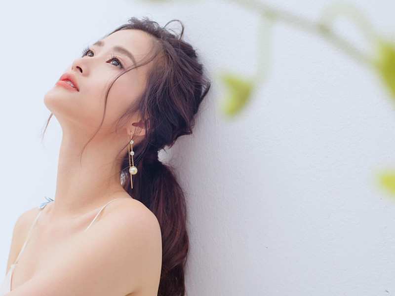 Đông Nhi vốn sinh trưởng trong một gia đình không mấy khá giả. Từ khi còn nhỏ, cô đã được bố mẹ dạy sống tự lập.