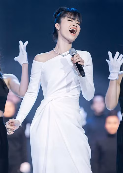 Từ một cô gái nhà nghèo, Đông Nhi có hành trình khá dài để trở thành nữ ca sĩ nổi tiếng.