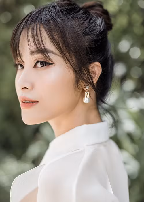 Đông Nhi được mẹ dạy các công việc nữ công gia chánh, kiểm soát chi tiêu bằng việc đi chợ.