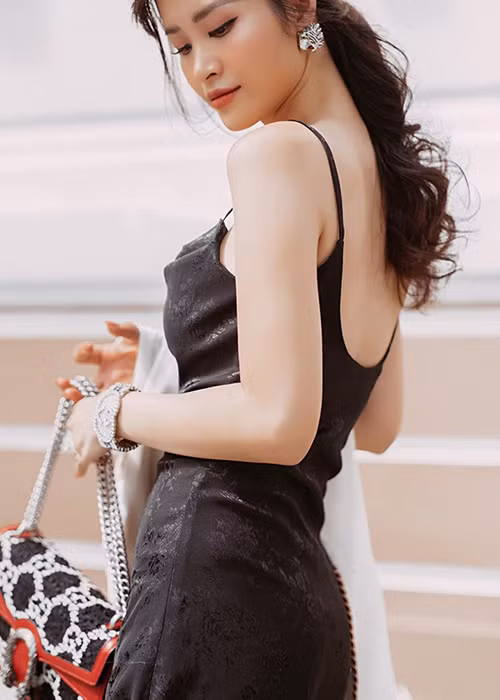 Đông Nhi vượt qua những khó khăn trong nghề để vươn lên vị trí nữ ca sĩ có lượng fan đông đảo nhất nhì Vbiz.