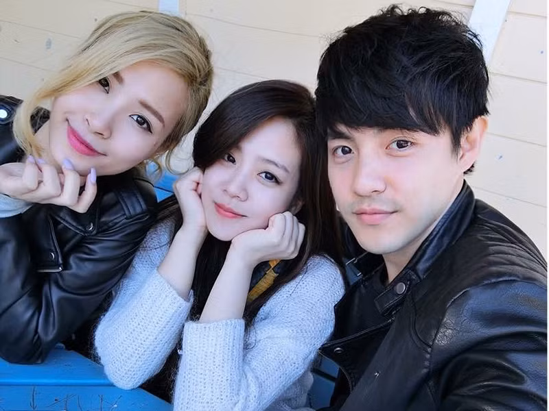 Đông Nhi thân thiết với mẹ và em gái của Ông Cao Thắng từ khi được bạn trai đưa về ra mắt.