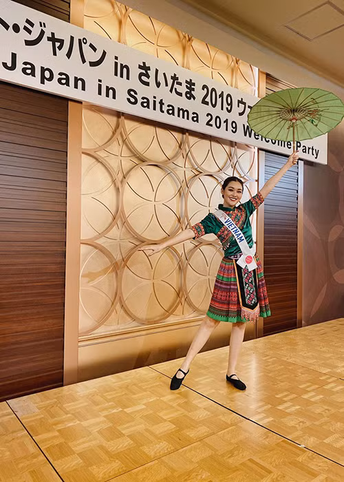 Tường San mặc đồ dân tộc, nhảy trên nền nhạc ca khúc "Để Mị nói cho mà nghe". Trước đó, cô thể hiện tài năng này tại cuộc thi Hoa hậu Thế giới Việt Nam 2019.