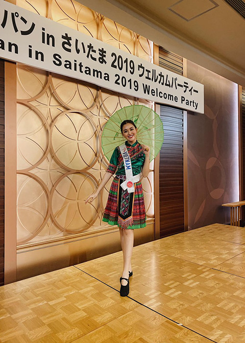 Mới đây, trong buổi tiệc chào mừng thí sinh Miss International 2019 - Hoa hậu Quốc tế 2019 tại tỉnh Saitama, Nhật Bản, Á hậu Tường San tự tin trổ tài nhảy múa.