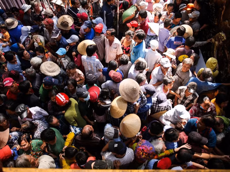 Dòng người chen lấn, xô đẩy khiến buổi phát quà trở nên khá hỗn loạn buộc nam ca sĩ phải đứng ra kêu gọi mọi người bình tĩnh.