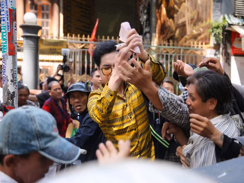 Khung cảnh hỗn loạn khi Ngọc Sơn phát tiền vào năm nay.