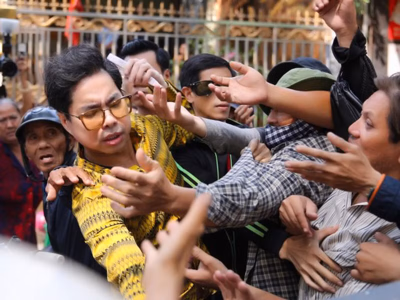 Ngọc Sơn cho biết, từ năm sau, anh sẽ chuyển sang phát quà ở ủy ban phường để đảm bảo trật tự công cộng.