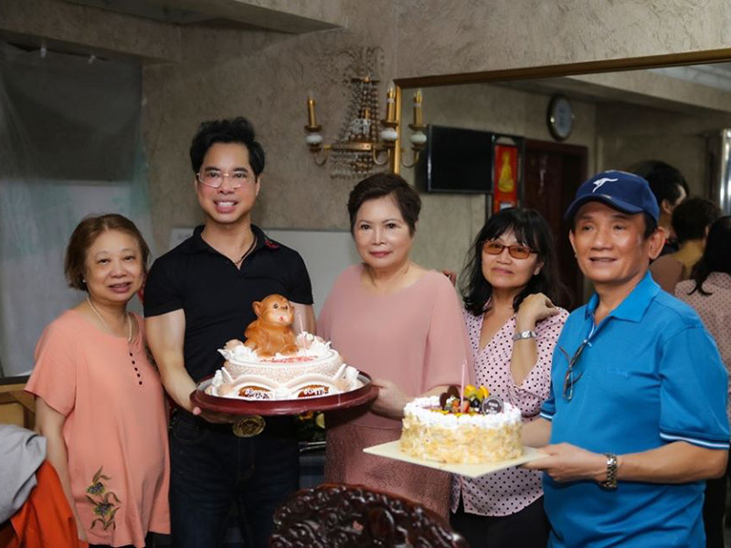 Trước ngày sinh nhật năm nay, Ngọc Sơn còn cùng Hội đồng hương Quảng Nam xây hai căn nhà tình nghĩa trị giá 100 triệu đồng cho hai hộ gia đình khó khăn ở Núi Thành, Quảng Nam.