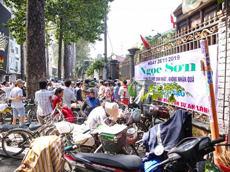 Năm nay, anh phát 10 tấn gạo và số tiền hàng trăm triệu đồng tại nhà riêng để hỗ trợ những người dân có hoàn cảnh khó khăn.