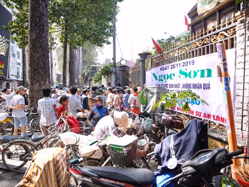 Năm nay, anh phát 10 tấn gạo và số tiền hàng trăm triệu đồng tại nhà riêng để hỗ trợ những người dân có hoàn cảnh khó khăn.