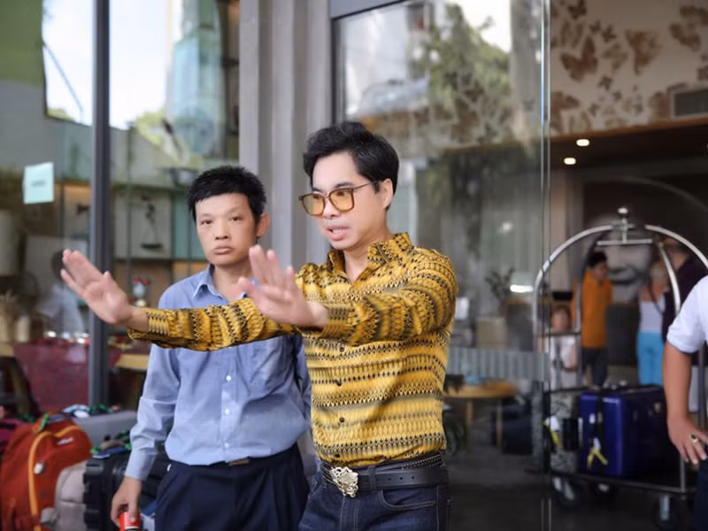 Hình ảnh Ngọc Sơn ra mặt khuyên mọi người không nên chen lấn xô đẩy.