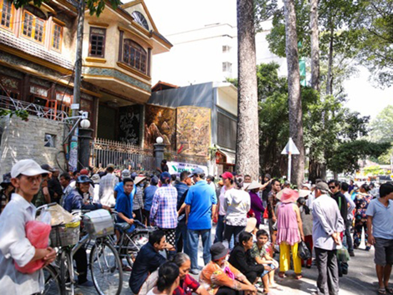 Dù Ngọc Sơn không thông báo rộng rãi nhưng hàng nghìn người có mặt ở biệt thự của nam ca sĩ để xếp hàng vào nhận gạo và tiền.