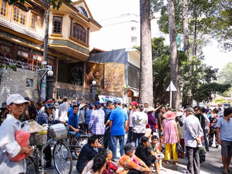 Dù Ngọc Sơn không thông báo rộng rãi nhưng hàng nghìn người có mặt ở biệt thự của nam ca sĩ để xếp hàng vào nhận gạo và tiền.