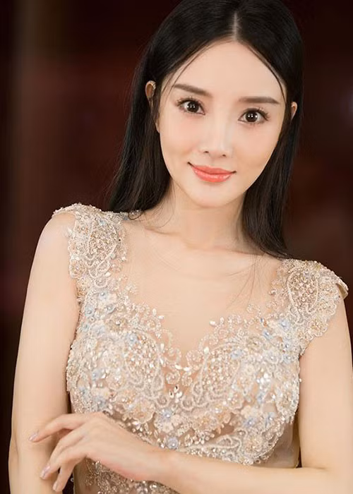 Vài năm trở lại đây, Lý Tiểu Lộ ngày càng xinh đẹp hơn. Nhiều người cho rằng dung mạo của cô đã đi lên sau những lần biến đổi.