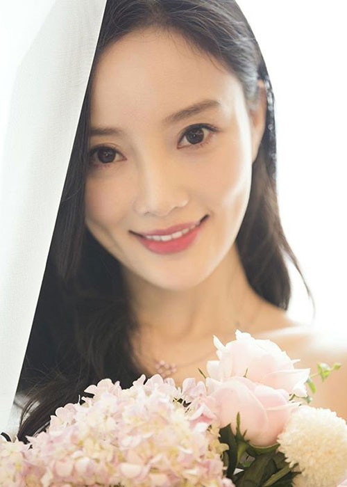 Trước nghi vấn dao kéo gương mặt và trùng tu vòng một, vợ cũ của Giả Nãi Lượng một mực phủ nhận.