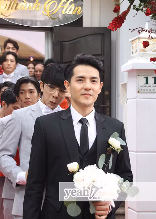 Chú rể không giấu được tâm trạng háo hức trong ngày trọng đại. Ảnh: Yeah1