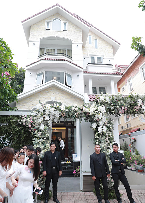 Bên ngoài nhà cô dâu, người hâm mộ diện trang phục trắng, đứng xếp hàng ngay ngắn. Ảnh: Dân Việt