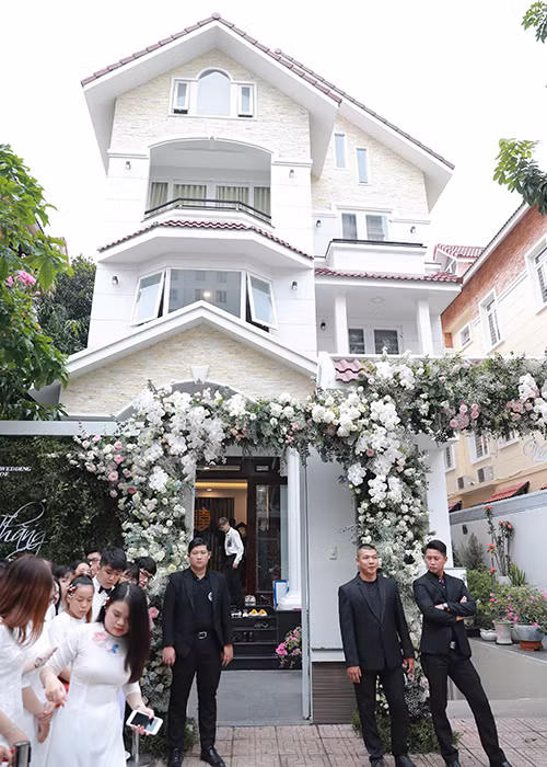 Bên ngoài nhà cô dâu, người hâm mộ diện trang phục trắng, đứng xếp hàng ngay ngắn. Ảnh: Dân Việt