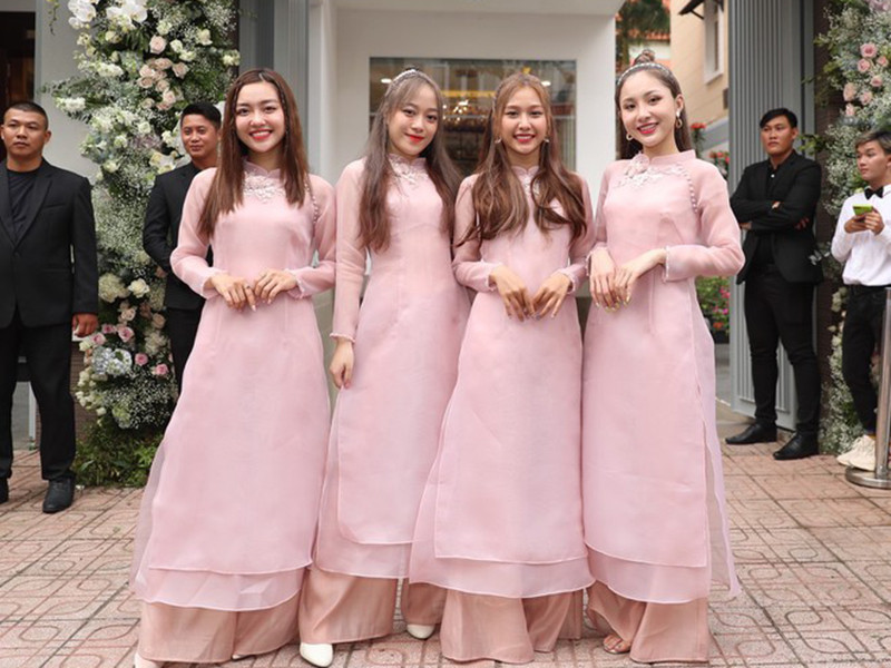 Các cô gái nhóm Lip B xinh đẹp trong tà áo dài hồng.