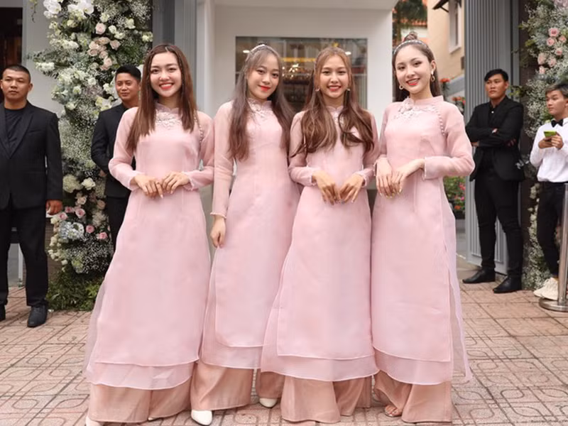 Các cô gái nhóm Lip B xinh đẹp trong tà áo dài hồng.