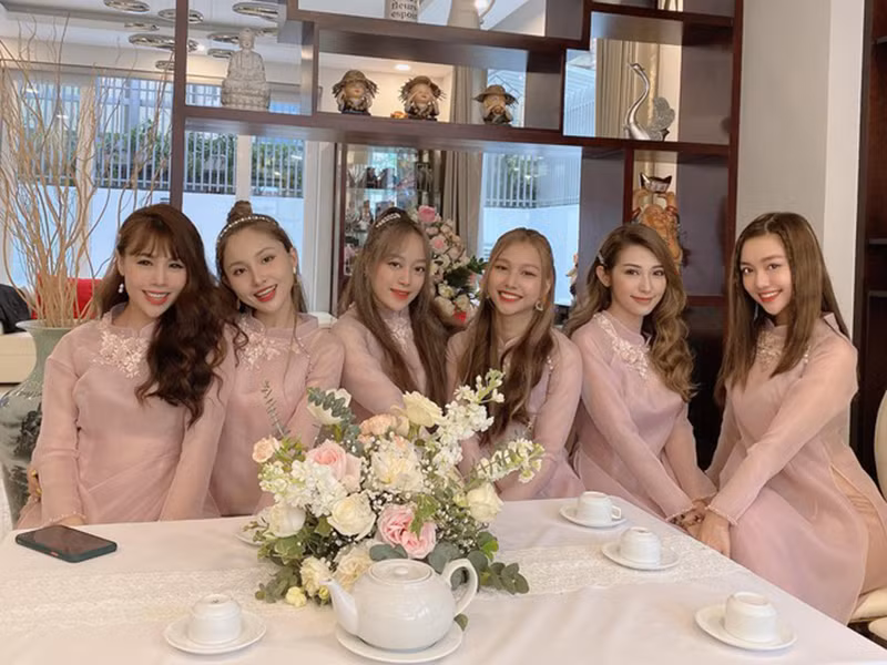 Dàn phù dâu của Đông Nhi gồm ca sĩ Khổng Tú Quỳnh, nhóm nhạc Lip B và biên đạo múa Lan Nhi.