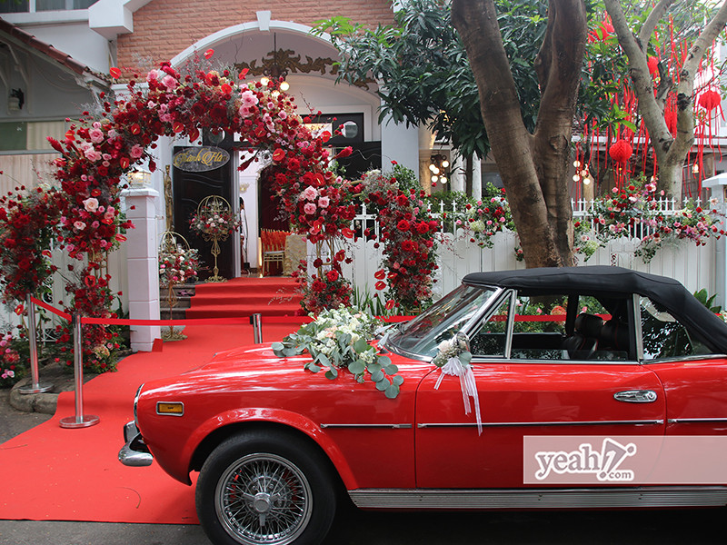 Nhà riêng của chú rể cũng được trang trí theo tông màu đỏ. Ảnh: Yeah1