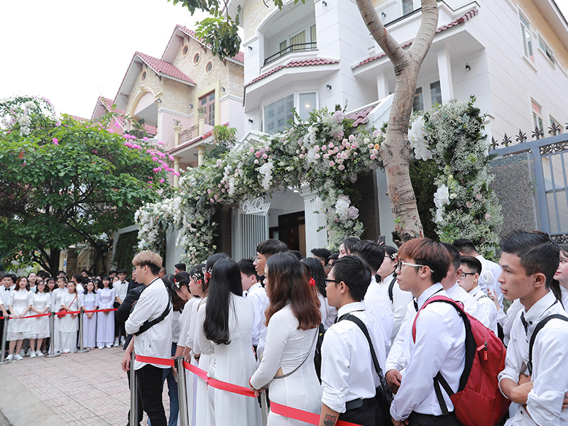 Nhà riêng của Đông Nhi được trang trí theo tông màu trắng và hồng. Ảnh: Dân Việt