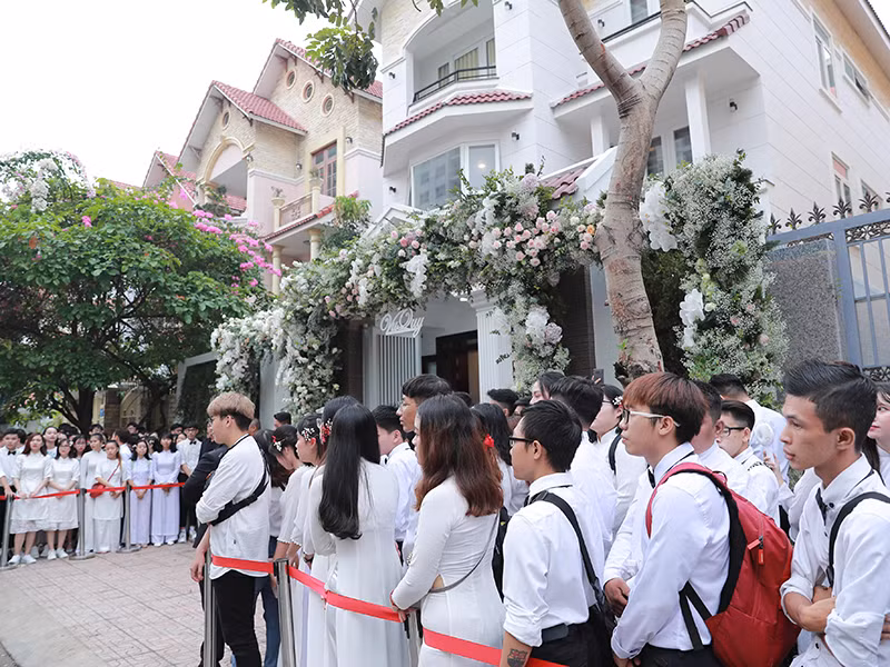 Nhà riêng của Đông Nhi được trang trí theo tông màu trắng và hồng. Ảnh: Dân Việt