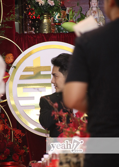 Ông Cao Thắng diện vest đen lịch lãm khi đón Đông Nhi về dinh. Ảnh: Yeah1