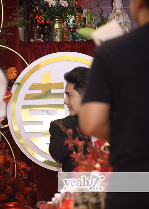 Ông Cao Thắng diện vest đen lịch lãm khi đón Đông Nhi về dinh. Ảnh: Yeah1