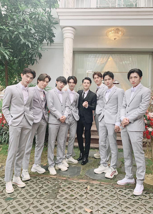 Được biết, chú rể và dàn phù rể bị ép ăn chanh trước cổng nhà Đông Nhi mới được đón dâu.