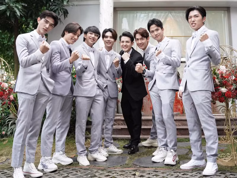 Ca sĩ Song Luân, Anh Tú và nhóm Uni5 làm phù rể cho Ông Cao Thắng.